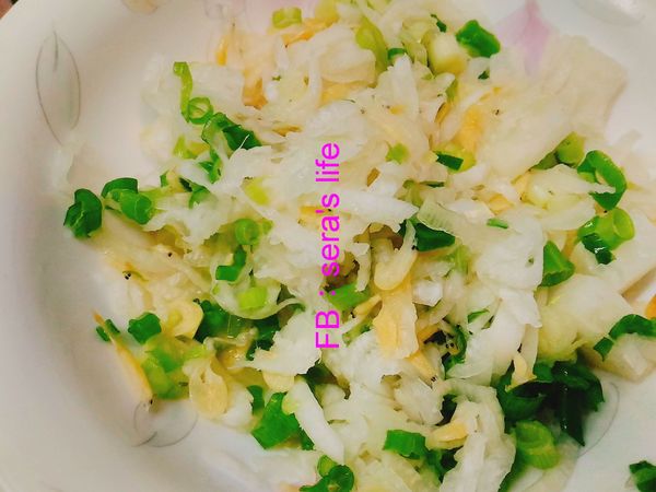 高麗菜燙半熟與鰹魚粉拌勻瀝乾水份放涼