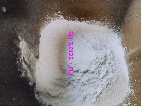 中粉與酵母粉至於麵包機內鍋