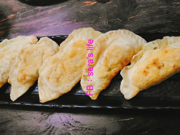 包成大餃子形狀，皮薄脆，好好吃