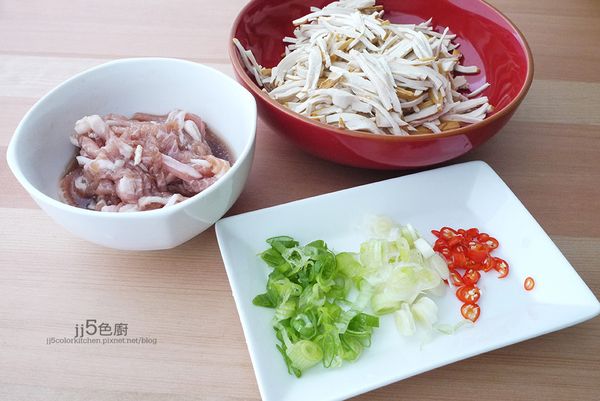 豬肉醃漬15分鐘（拌幾下至水份被豬肉絲吸進去）。豆干切絲。蔥白蔥綠分開切末。