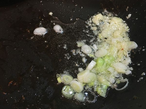 炒鍋開中大火加熱1湯匙油，放入蒜末及蔥白爆香，(可爆久一點讓油充滿蔥香，但不要變焦)。