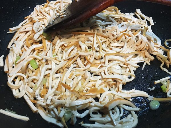 放進豆干絲翻炒，再加入肉絲炒勻。