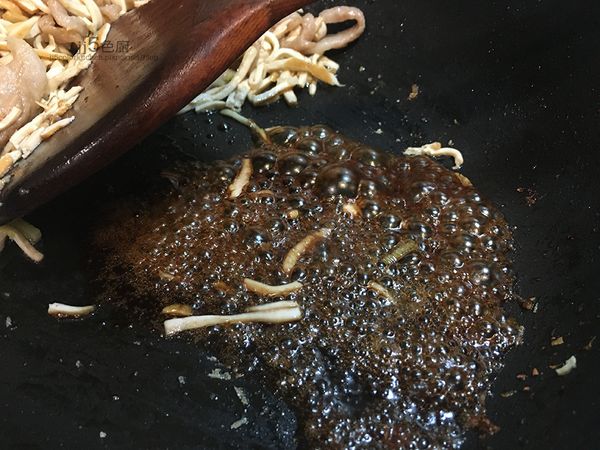 將豆干絲撥到一旁，轉小火，微微傾斜鍋子，倒入醬油及糖燒至起泡焦糖化，讓醬油味道濃縮及添焦糖香（小心不要燒焦）。