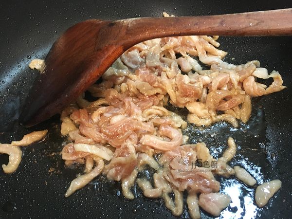 炒鍋加熱2湯匙油，放入肉絲過油至轉白色，撈起瀝油備用。