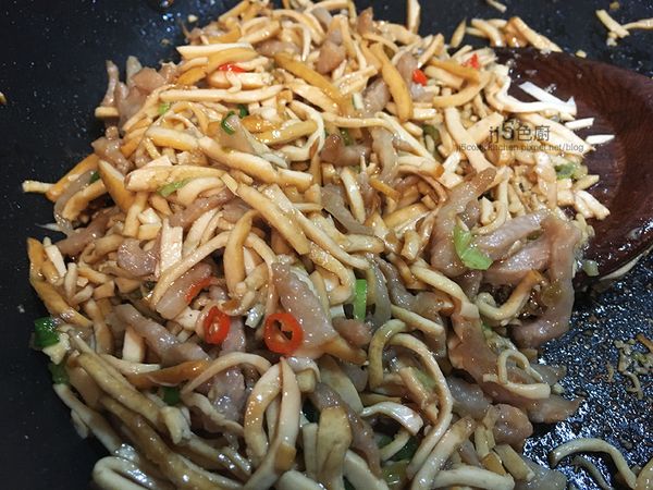 轉中火將豆干肉絲與醬油拌均勻，加醬油膏及辣椒末拌至醬汁收乾便可盛盤。