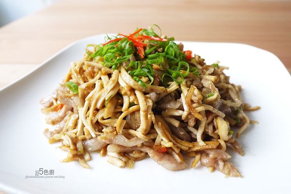 上桌前灑上蔥花。