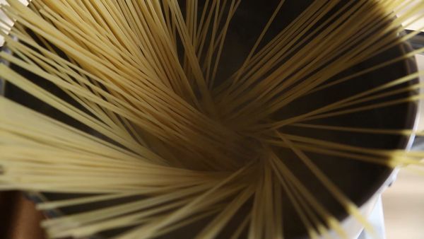 首先將水煮滾後加入少許的鹽，並把義大利麵下鍋。