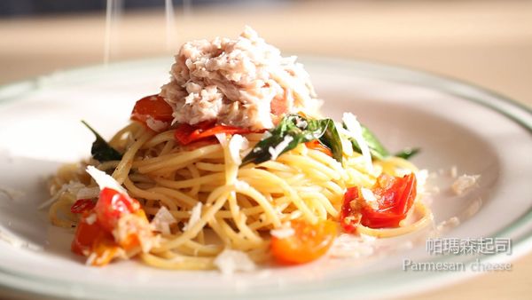 盛盤後再依照洗好灑上帕瑪森起司就完成了。