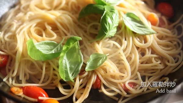 接著加入鮪魚罐頭與羅勒炒香後，灑上少許的鹽與胡椒調味。