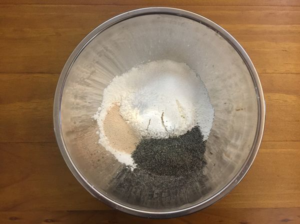 低筋麵粉過篩，加入芝麻粉、細砂糖、酵母粉。