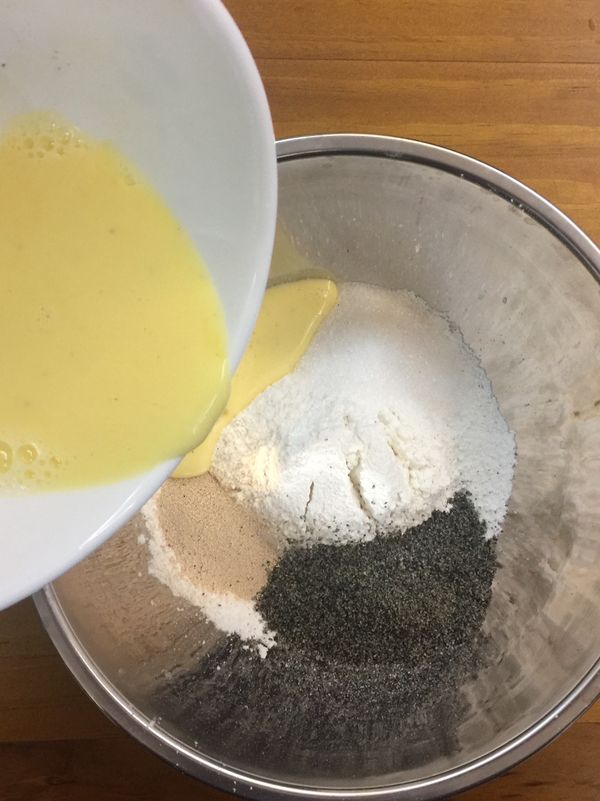 雞蛋跟牛奶打勻倒入。