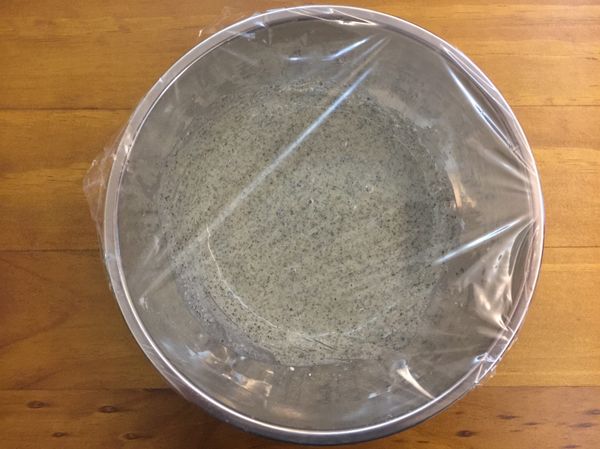 再加入奶油拌勻成麵糊，蓋上保鮮膜靜置一小時。