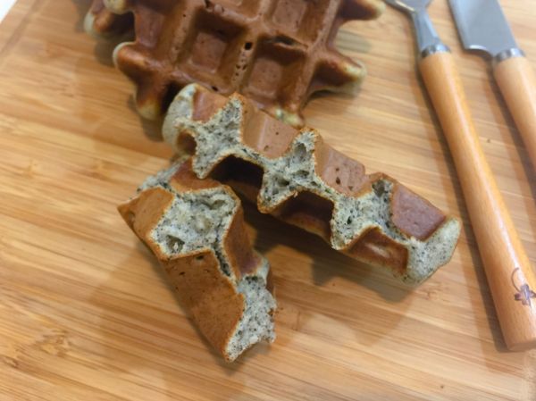 即可烤鬆餅囉！若無鬆餅機，也可用平底鍋煎！口感鬆軟，可配點冰淇淋或淋上蜂蜜，就是很棒的下午茶！