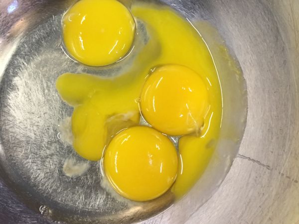 先將所有食材準備好，分成兩盆
一、動物鮮奶油和牛奶、糖、香草豆莢先放一盆。
二、蛋和蛋黃放一盆