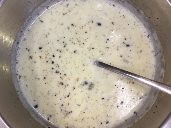 將動物鮮奶油那盆放至電磁爐上用中火加熱至上面有一層薄膜（在加熱過程中需攪拌）