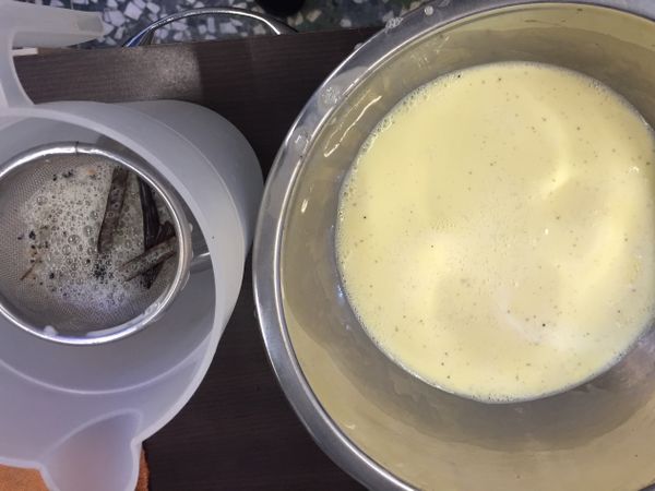 將加熱好的動物鮮奶油放至微溫後與蛋拌勻，過程中記得不要太大力將空氣拌入，在過篩3次。即可