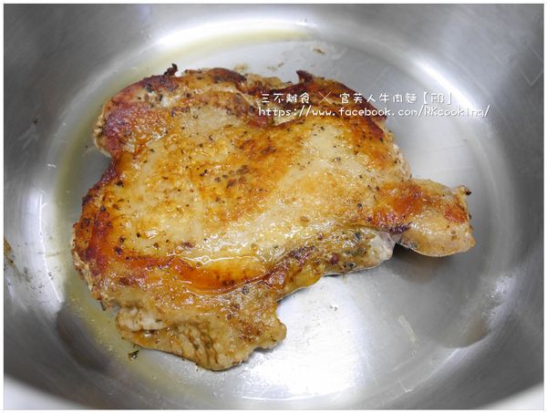 當約10分鐘後翻面就是這個樣子了 / 接著再蓋上鍋蓋煎約10分鐘就熟了