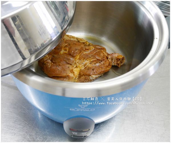 蓋上鍋蓋持續的煎