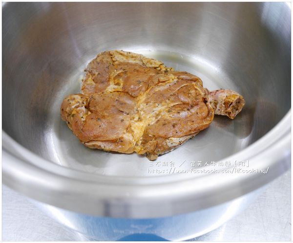 使用可分離的電鍋將雞腿放入內鍋裡皮面朝下 / 
一開始是用煮加熱模式 / 但後來也跳到保溫
不過沒關係 / 就這樣持續的煎就行了