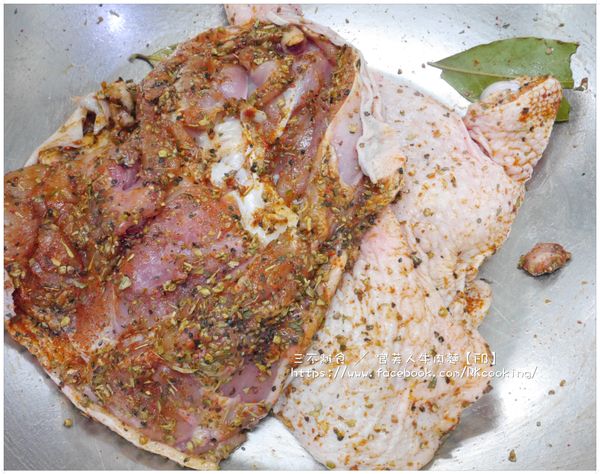 待全部的辛香料添加完畢後拌勻後靜置約半小時就可以烹調了