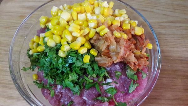 泡菜切碎後把汁擠出 ; 香菜洗淨後切碎 ; 然後和香菜一起加入絞肉中