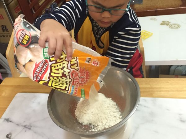 量秤歸零後 將中筋麵粉加入220g