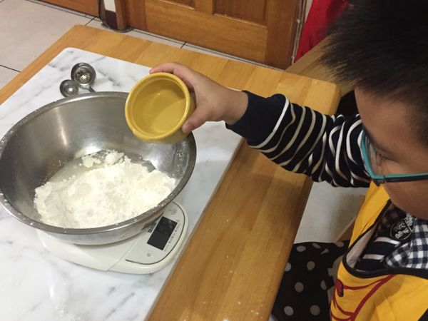 倒入飲用溫開水100g