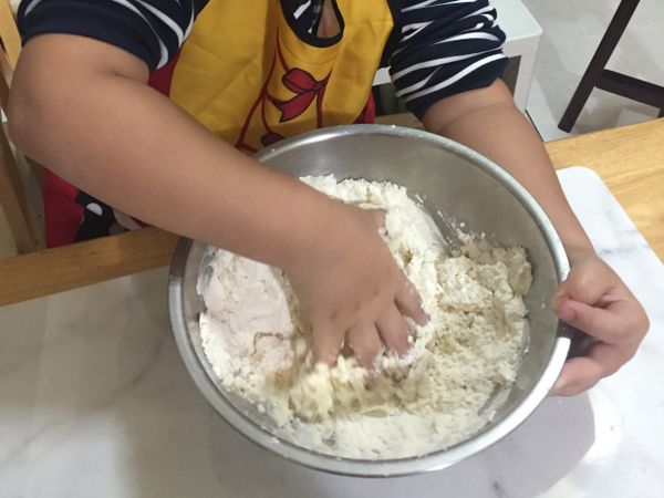 用手掌的力量將麵糰順時鐘拌勻