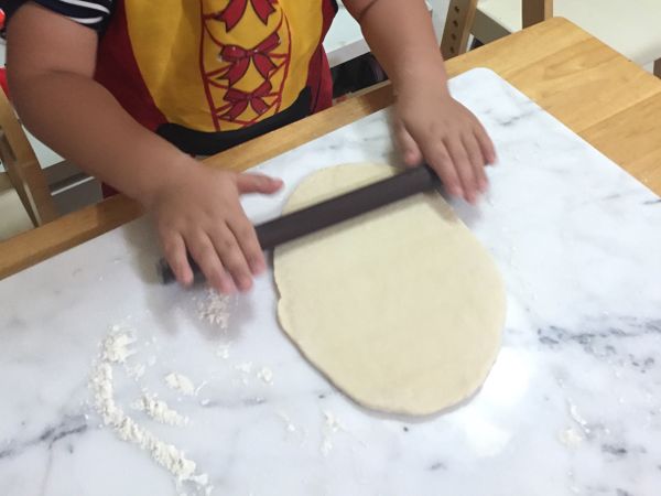 使用桿麵棍將麵糰平均的擀開