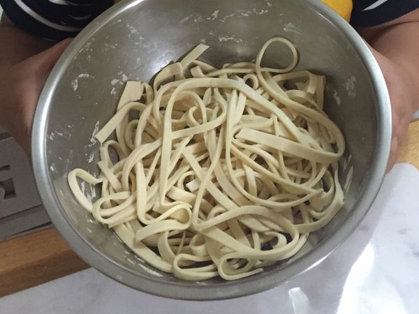 切完的麵條若怕沾黏可在撒些中筋麵粉
