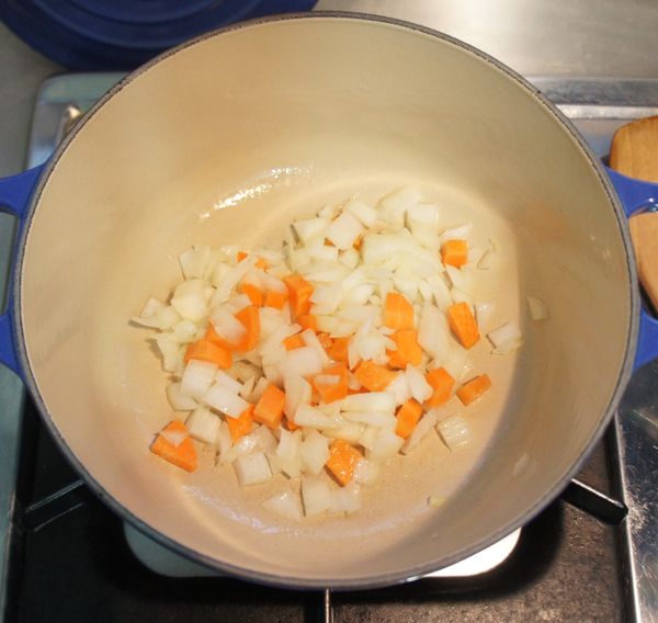 先來做紅醬：鍋中燒熱一大匙油，放入洋蔥丁、紅蘿蔔丁拌炒。