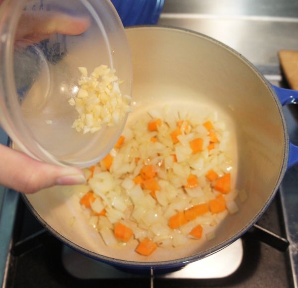 待洋蔥軟化，呈現較深的黃色時，放入蒜末拌炒。