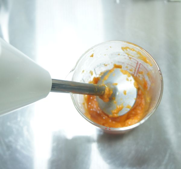 將完成的紅醬以調理棒（或果汁機）打成均質狀。大約可以做出250克的紅醬成品。