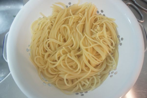 接著來煮麵囉！ 取一深鍋，燒開2公升的水，放入2 大匙鹽及2 大匙橄欖油。將義大利麵放入攪散後開始計時，依包裝標示時間煮至麵熟後，撈起瀝乾水分。煮麵的過程需全程保持沸騰狀態。