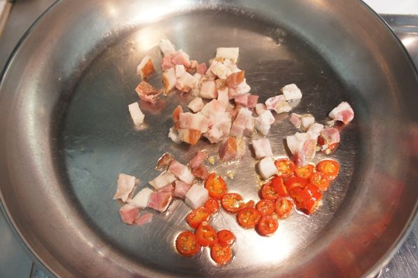 放入培根丁煎出油脂。