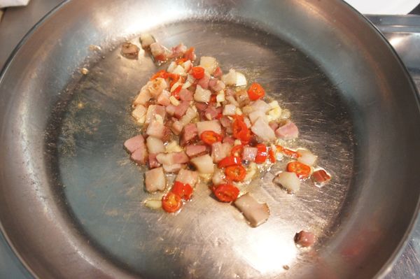 放入蒜末炒香。