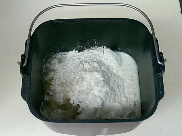 麵團材料放入麵包機，用烏龍麵模式打15分鐘（如果沒有麵包機，用手揉到麵團光滑）