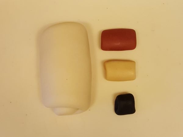 麵團鬆弛5分鐘，取小部分麵團分別加入紅麴粉、南瓜粉和竹炭粉揉勻，三桿三折後蓋上保鮮膜鬆弛備用