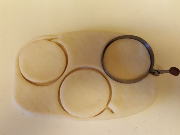 將麵團桿成片狀（約1cm），再用圓形壓模壓出形狀