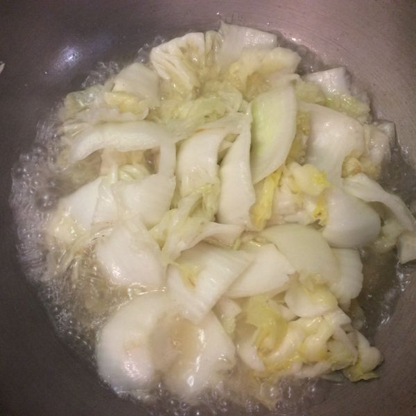 大白菜清洗乾淨，切段，熱鍋下一湯匙油，下薑大白菜，翻炒，下浸冬菇水，鹽，燜煮至熟，只將煮好的菜放在碟，不要菜汁。