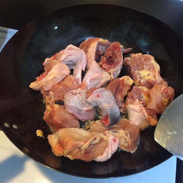 把雞肉煎到微焦後，再翻面