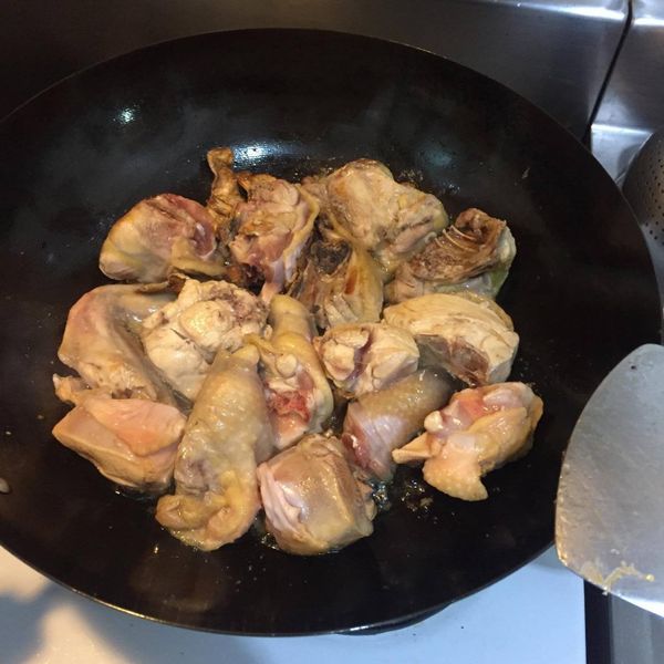 等另一面的雞肉也煎到微焦後，均勻在雞肉上灑上一些鹽