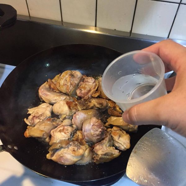 倒入半杯米酒後蓋上鍋蓋，小火燜煮，中途可以翻面讓受熱均勻
