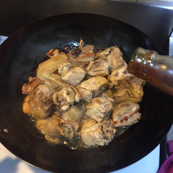 等肉煮到軟後，在鍋邊淋上一些醬油膏提香氣拌炒一下，即可盛盤