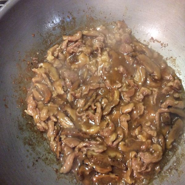 再下醬汁，攪拌。