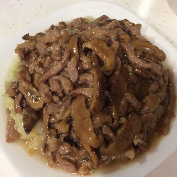 將肉絲冬菇絲放在大白菜上面，完成。