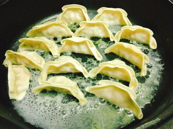 冷凍水餃擺入鍋中，把步驟1倒進來，最好可以填滿底部。