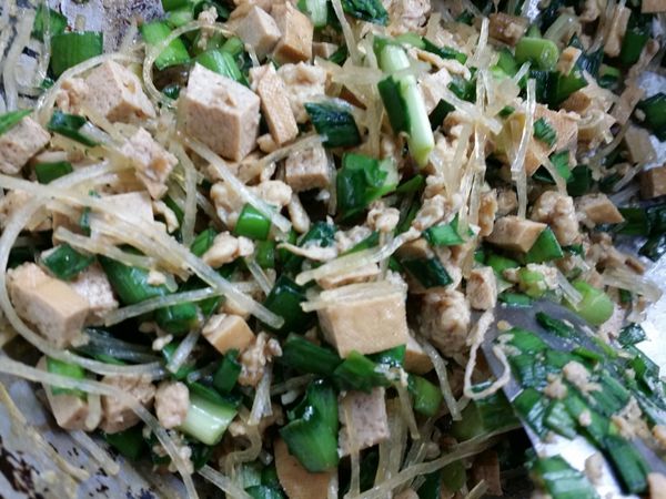 蛋打散，鍋子燒熱蛋入油鍋，一邊拿筷子劃圈炒成香香蛋碎，放入切丁豆干越小越好，一起拌炒，加入調味料們，稍等冷卻~
這時候來切韭菜末跟泡過水冬粉也切成2公分
拌入雞蛋豆干丁