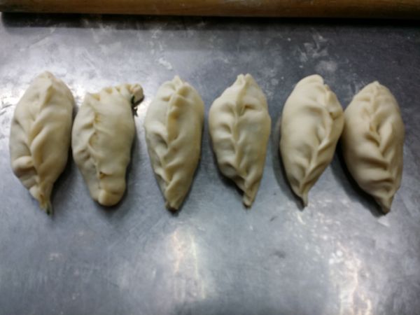 其實應該先來揉麵團的…
中粉用滾水均勻燙麵後，用筷子撥散麵粉團，均勻後慢慢加入開水揉成三光麵團，放入抹油塑膠袋靜置鬆弛
再備步驟一的內料