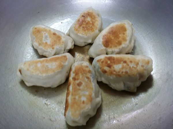 就可以入油鍋煎至兩面金黃，記得要讓盒子站起來煎一下底部，因為只有韭菜跟冬粉是生的，麵團成ㄧ金黃色就差不多熟了